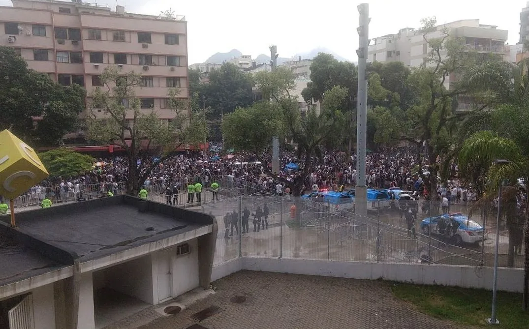 Confusão com torcida do lado de fora do estádio do Maracanã deixa 29 feridos