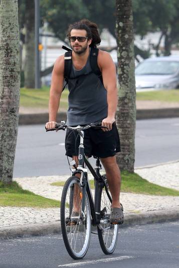 Duda Nagle aparece com novo visual ao pedalar em orla de praia