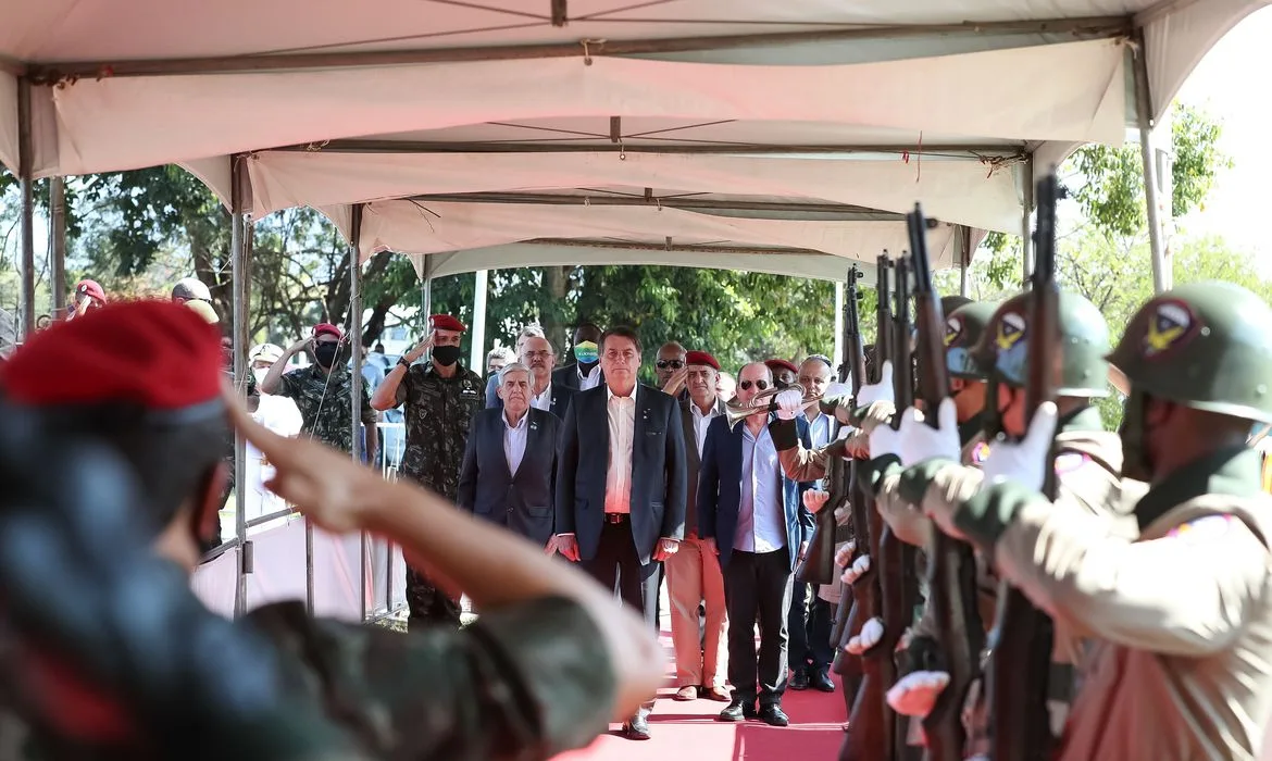 O presidente da Repùblica, Jair Bolsonaro, participa da cerimônia de Brevetação dos Novos Paraquedistas.