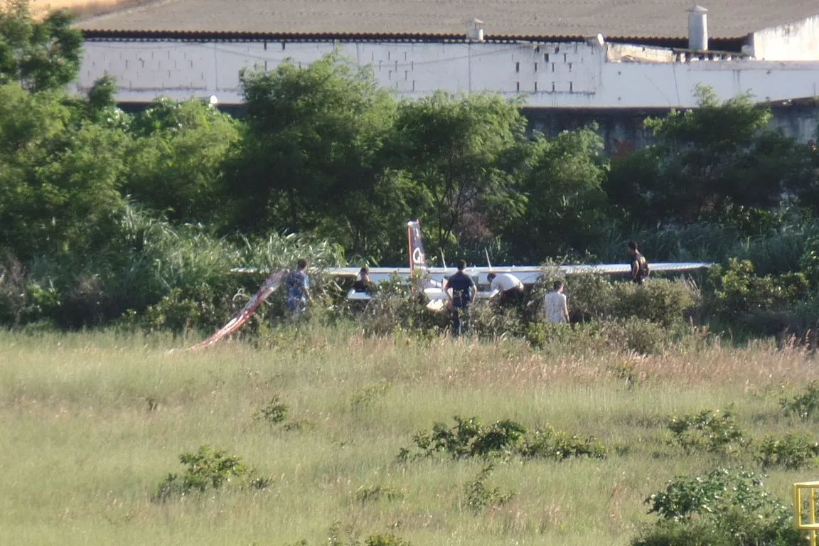 Avião faz pouso de emergência e sai da pista em Guarapari