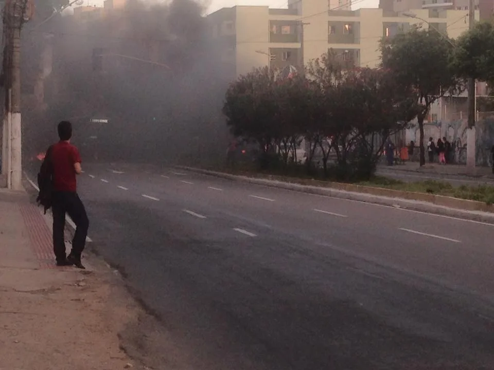 Protesto interdita as duas vias da Avenida Vitória. Veja como está o trânsito