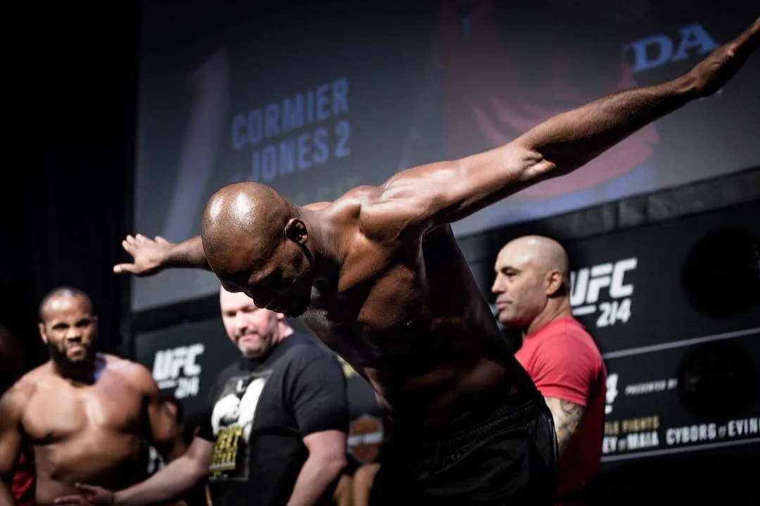 Jon Jones vence Daniel Cormier por nocaute e retoma cinturão do UFC