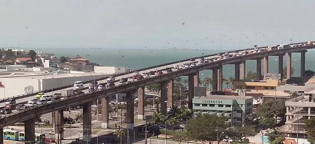 Cinco acidentes e quatro veículos quebrados em menos de uma hora na Terceira Ponte