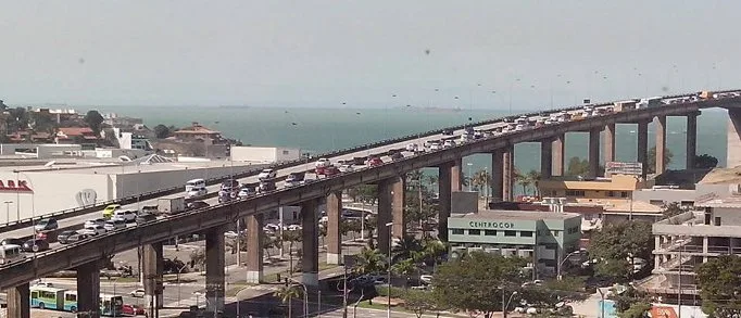 Cinco acidentes e quatro veículos quebrados em menos de uma hora na Terceira Ponte