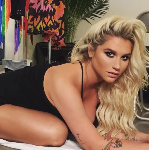 Kesha agradece fãs por colocarem Rainbow no topo das paradas