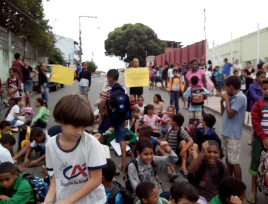 Alunos fecham rua contra insegurança em escola de Cariacica