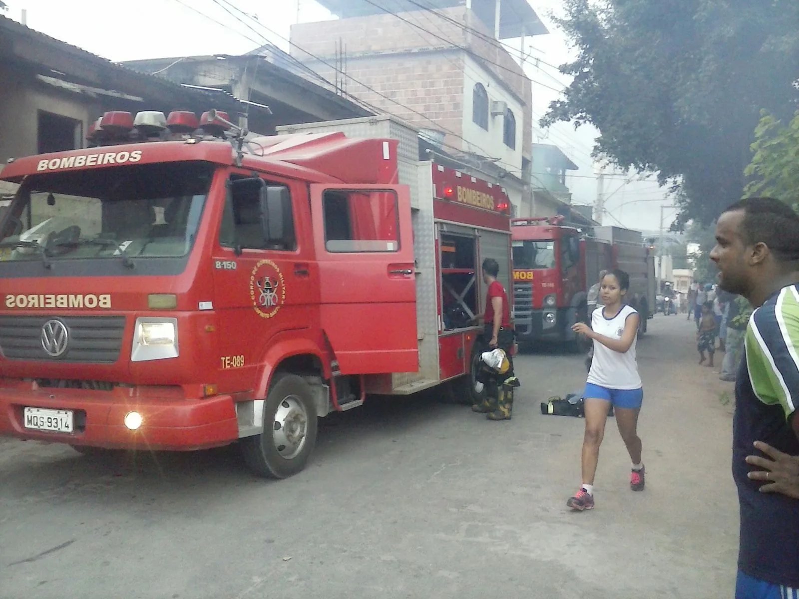 Incêndio em vegetação atinge cinco casas em Cachoeiro de Itapemirim