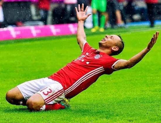 Bayern renova com Rafinha por mais um ano, até 2018