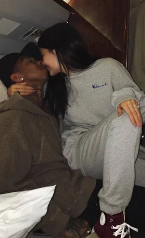 Kylie Jenner senta no colo de Tyga e troca carinhos com o rapper