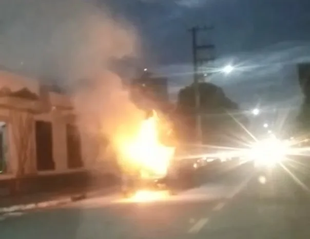 Carro de passeio com kit gás pega foto em avenida na Serra. Veja vídeo