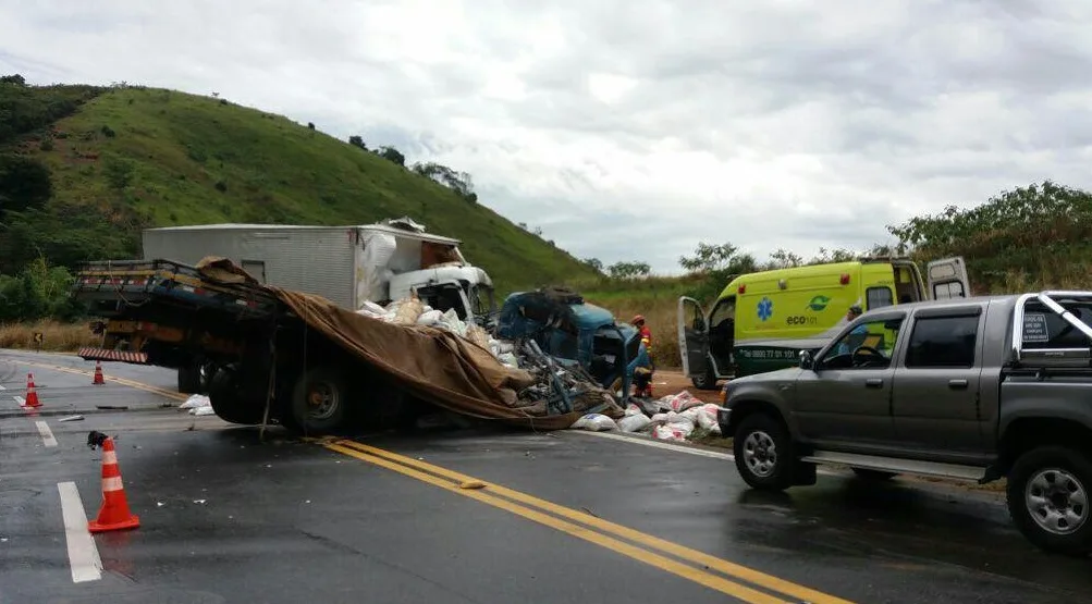 Duas pessoas morrem em acidente envolvendo caminhões na BR-101 em Mimoso do Sul