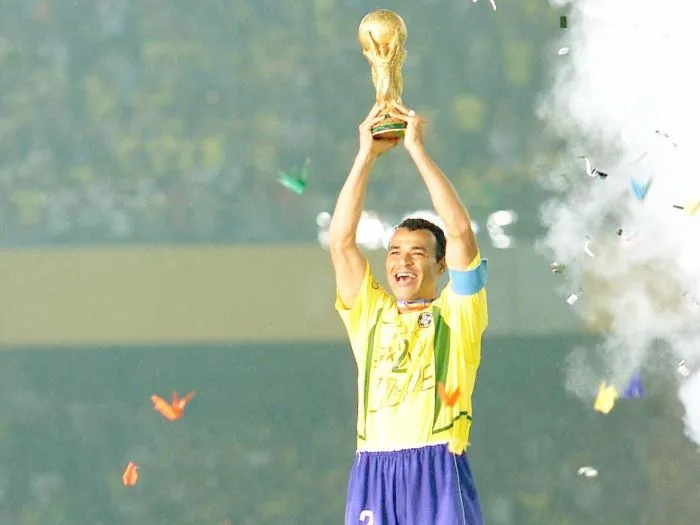 FUTEBOL – SELEÇÃO BRASILEIRA – 2002 – ESPORTES – ACERVO – Cafu(no alto), jogador da Seleção Brasileira, comemora com o troféu e seus compenheiros de equipe a conquista do título após a partida contra a Alemanha, válida pela final da Copa do Mundo de 2002, da Coréia/Japão – Estádio Internacional – Yokohama – Japão – […]