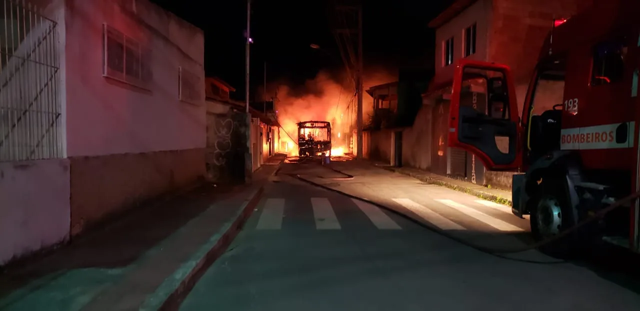 VÍDEO | Criminosos incendeiam ônibus na Serra