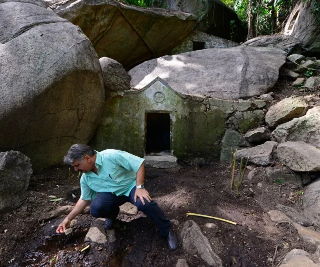Edson Valpassos diante do pórtico protetor da nascente na Gruta da Onça