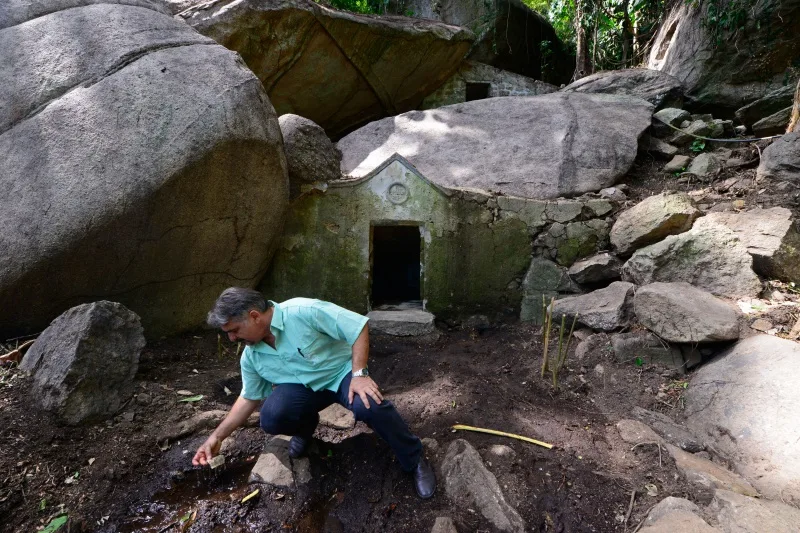 Edson Valpassos diante do pórtico protetor da nascente na Gruta da Onça