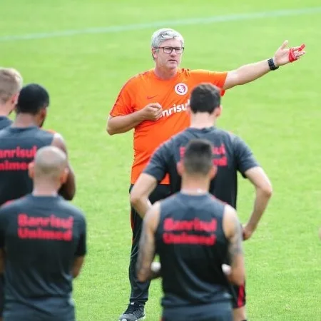 Odair faz mistério e fecha treino do Inter antes de duelo com o Flamengo