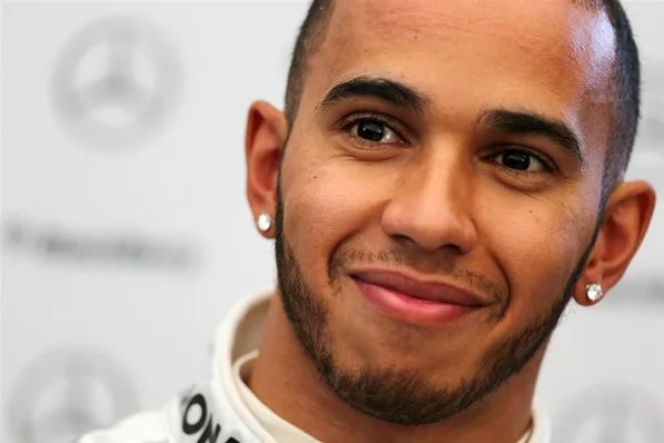 Hamilton dá troco em Rosberg e fecha sexta-feira em primeiro na Malásia