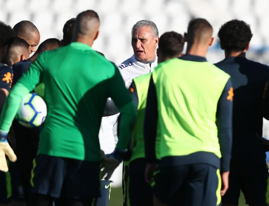 Com bolo de aniversário para Tite, jogadores da seleção se apresentam em Seul