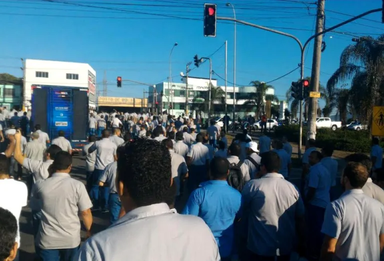 Manifestação de funcionários deixa trânsito complicado na Serra