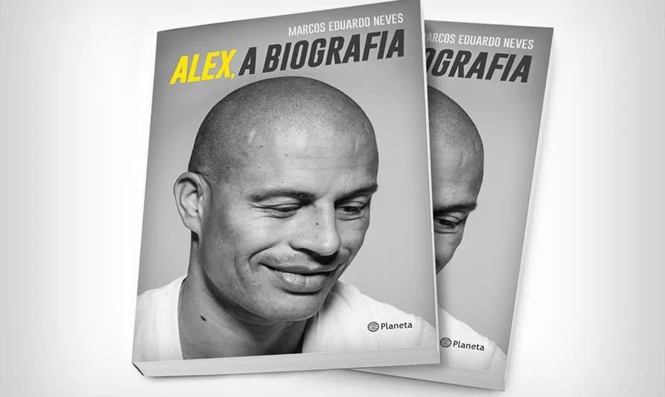 Alex lança biografia e afirma que vai estudar para ser técnico de futebol