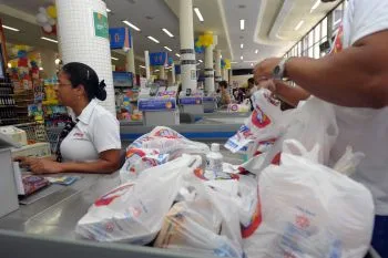 Sacolas plásticas sendo usadas em caixa de supermercado de Vitória