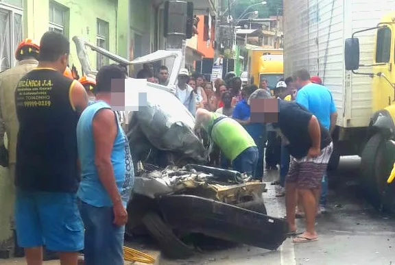 Casal sobrevive após carro ser arrastado por caminhão no interior do Estado