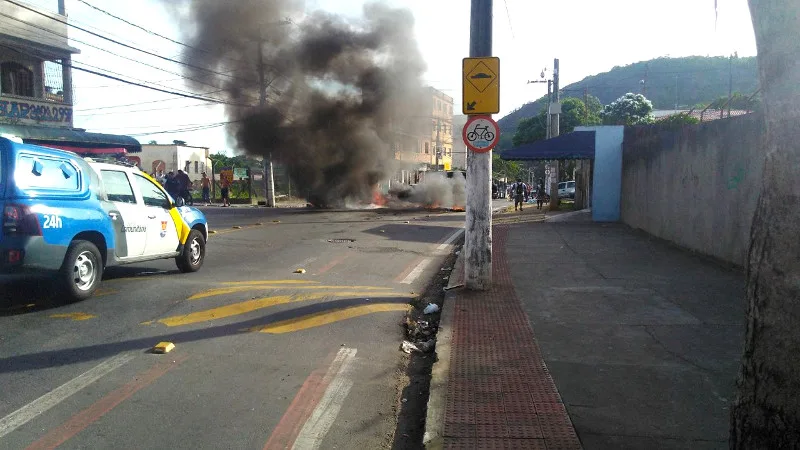 Moradores interditam a Serafim Derenzi em protesto nesta segunda-feira