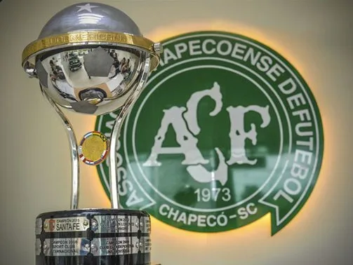 Chapecoense supera luto e ergue a taça de campeã da Sul-Americana