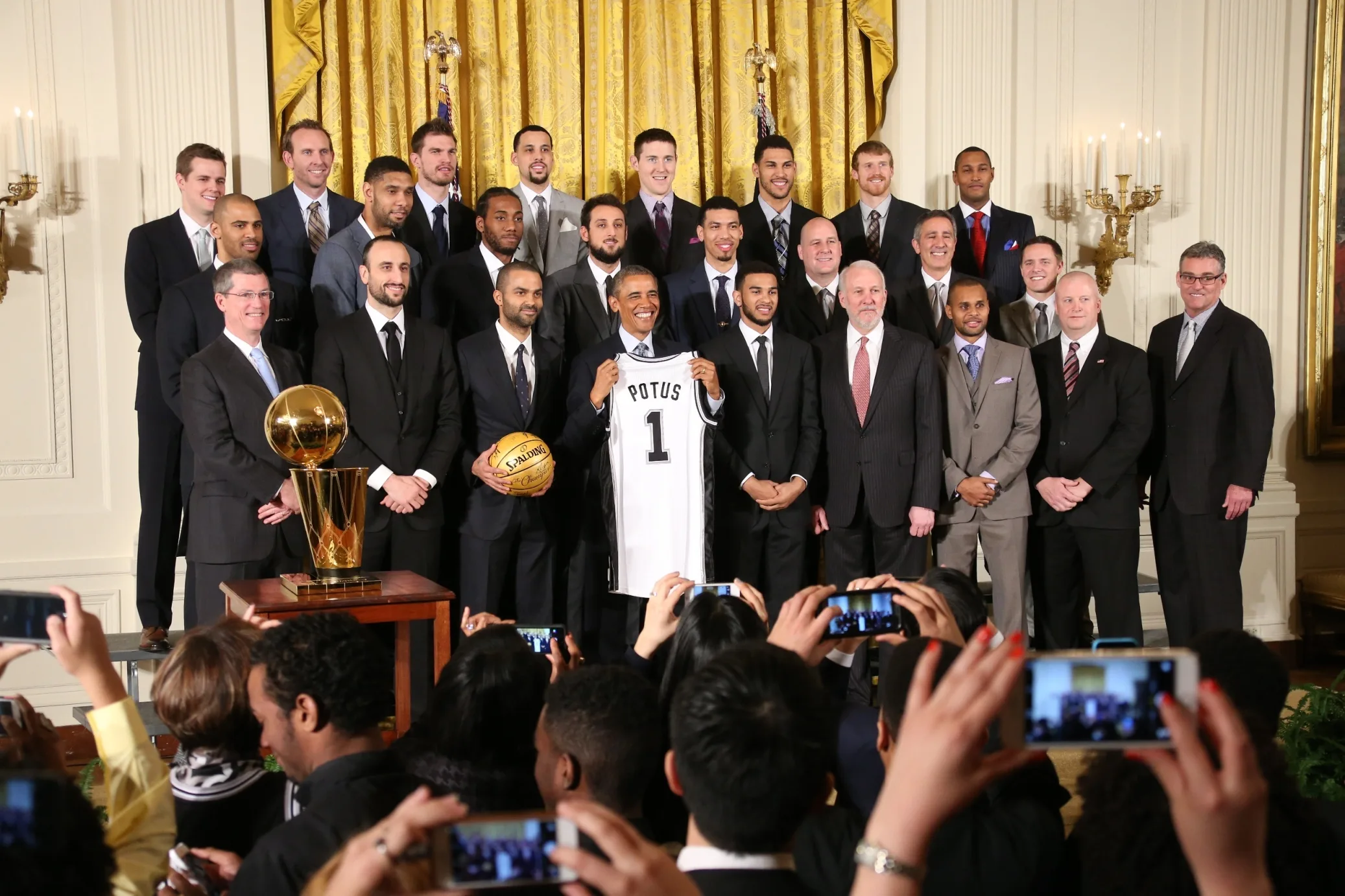 Atual campeão da NBA, San Antonio Spurs, é recebido por Barack Obama