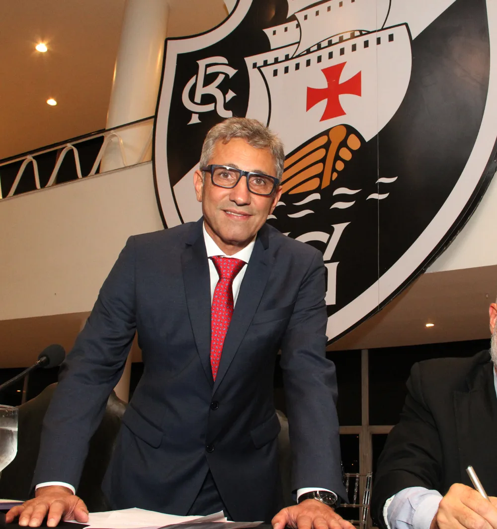 Presidente do Vasco diz que clube conseguiu manter 10% dos direitos de Paulinho