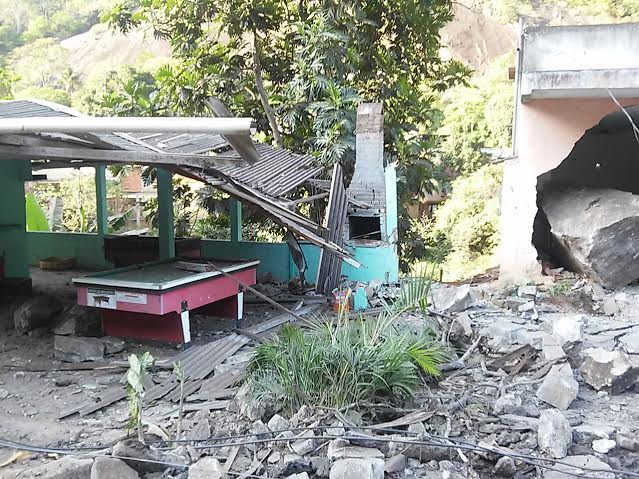 Casa fica destruída após deslizamento de pedras em Santa Leopoldina