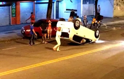 Carro capota e assusta moradores de Jardim da Penha