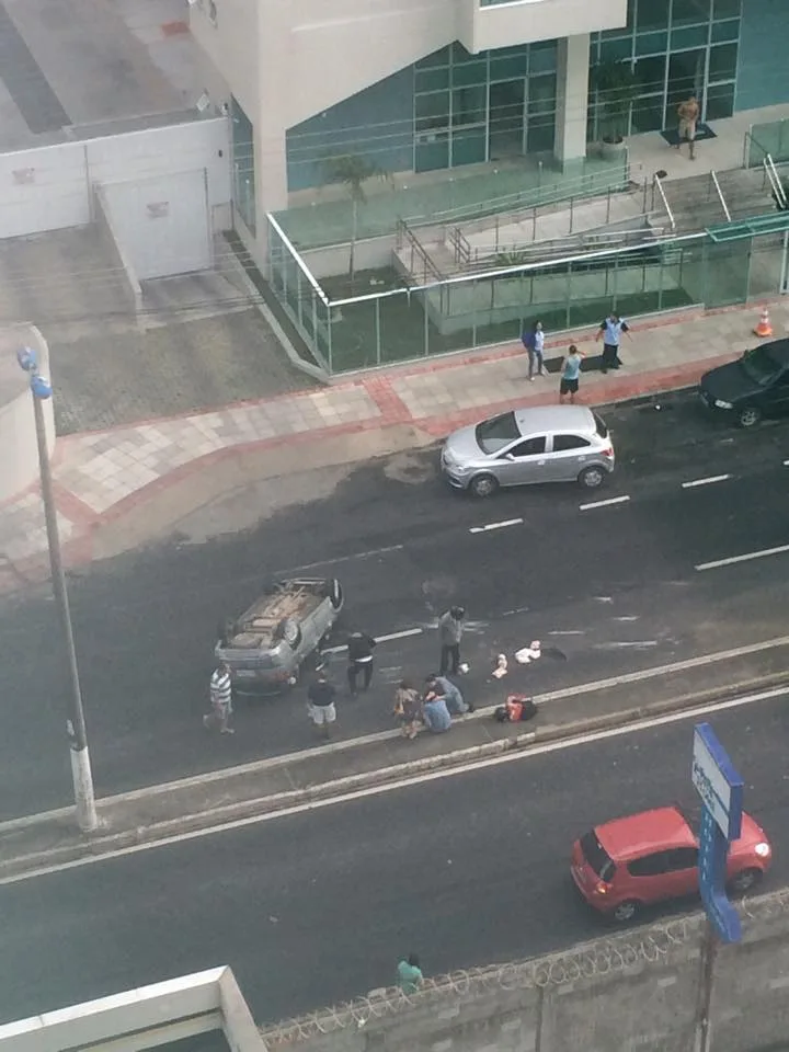 Carro perde o controle, bate em canteiro e capota na Rodovia do Sol, em Vila Velha