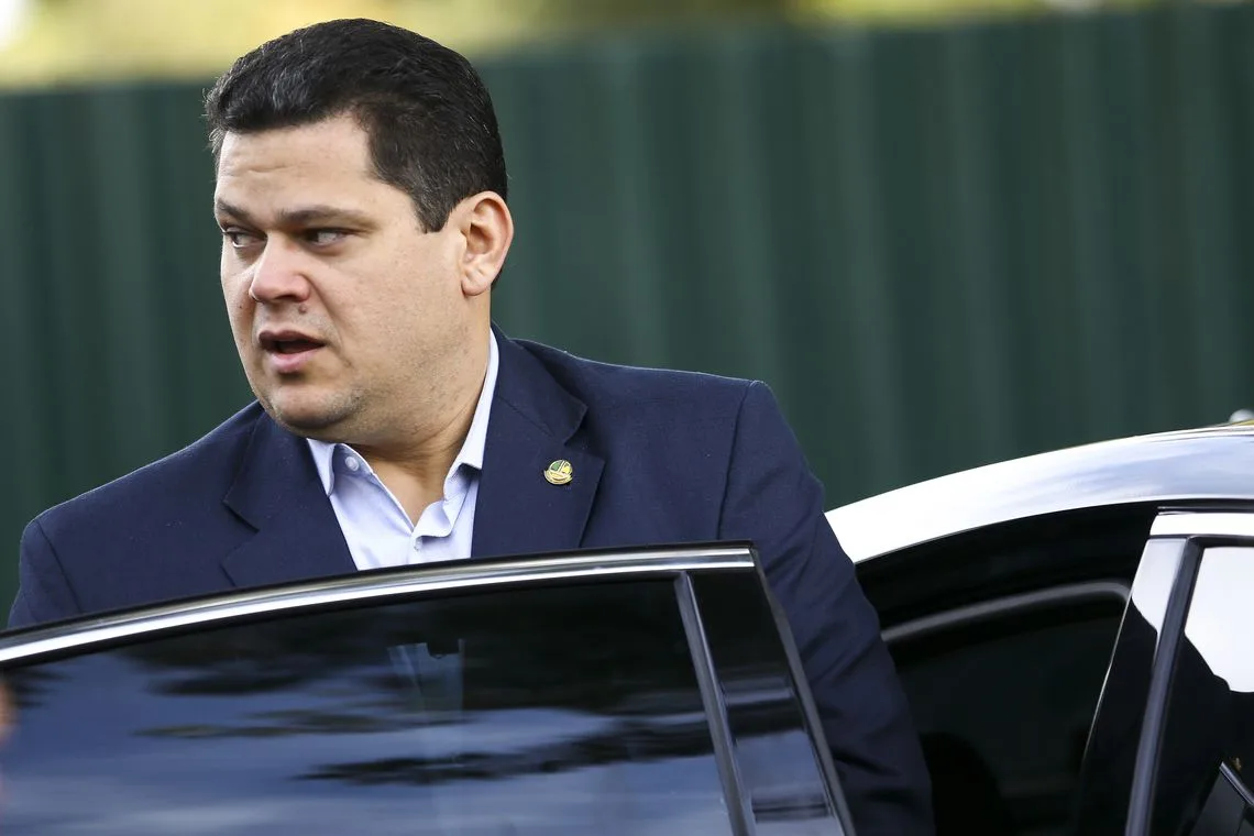 O presidente do Senado, Davi Alcolumbre, após reunião com o presidente da Câmara, Rodrigo Maia, e o senador Tasso Jereissati na residência oficial da presidência da Câmara.