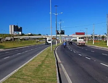 Duas pessoas ficam feridas após engavetamento envolvendo cinco carros em Vila Velha