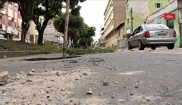 Asfalto cede na BR 262 e cresce número de buracos em Cariacica após chuvas