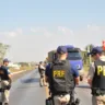 Carreta carregada de adubo tomba, bloqueia rodovia e deixa dois feridos em Viana