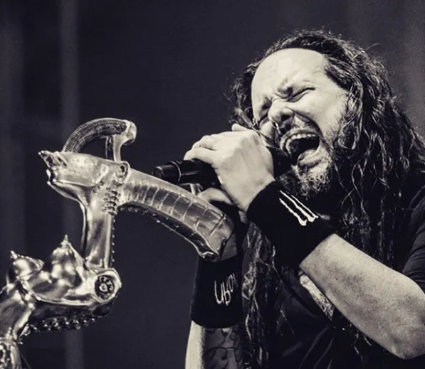 Korn volta ao Brasil com baixista de 12 anos, metade da idade do grupo