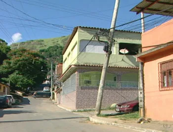 Poste ameaça cair e coloca moradores em risco em bairro de Vila Velha