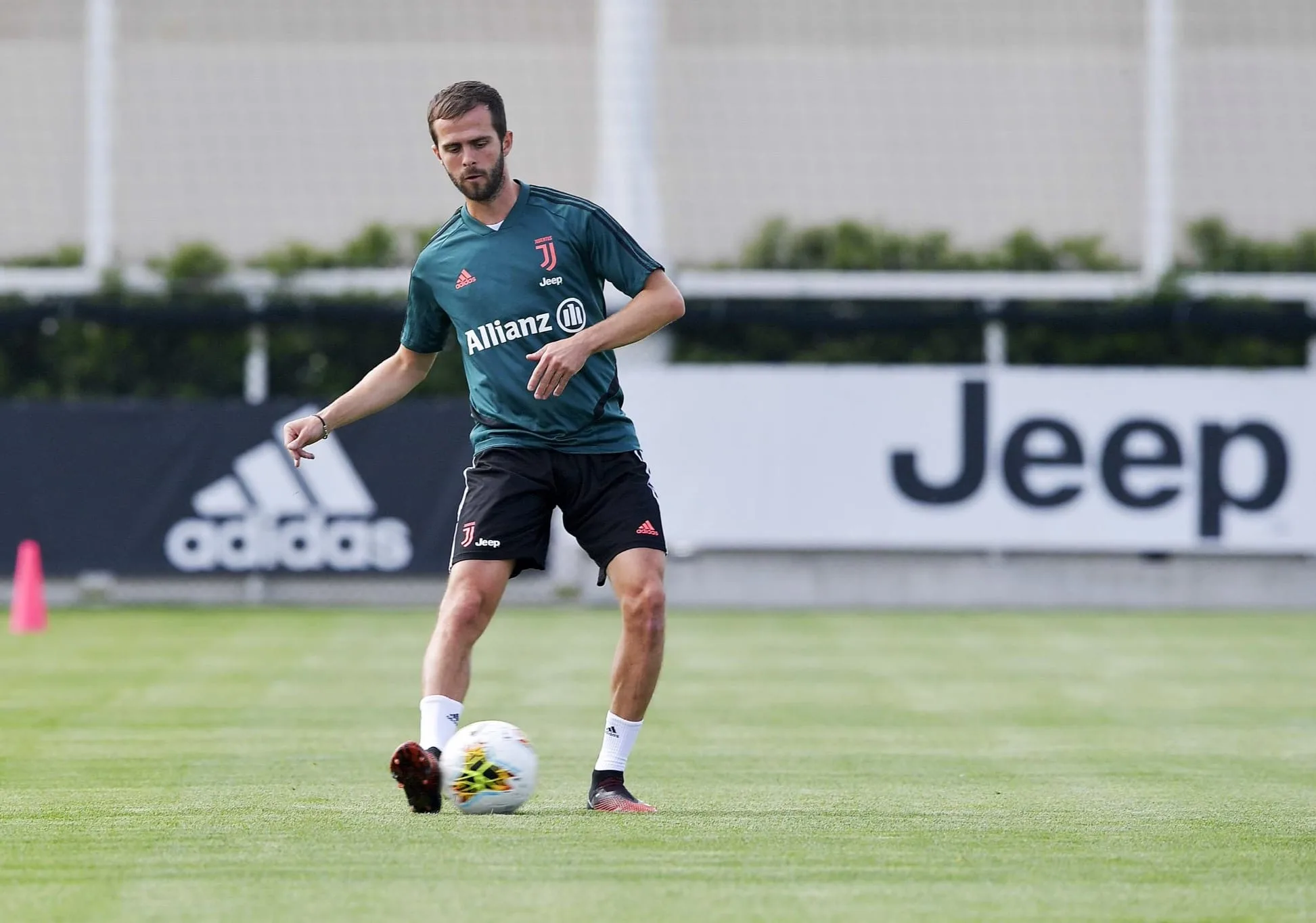 Reforço do Barcelona, Pjanic diz estar bem após teste positivo para covid-19