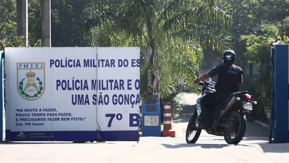 LINS – RIO DE JANEIRO – RJ – 29/06/2017 – PM / OPERACAO – METROPOLE OE – Movimentacao no 7 Batalhao de Policia Militar em Sao Goncalo regiao Metropolitana do Rio de Janeiro. Uma operacao da Divisao de Homicidios cumpre na manha desta quinta-feira z96 mandados de prisao contra policiais militares acusados de receber propina […]