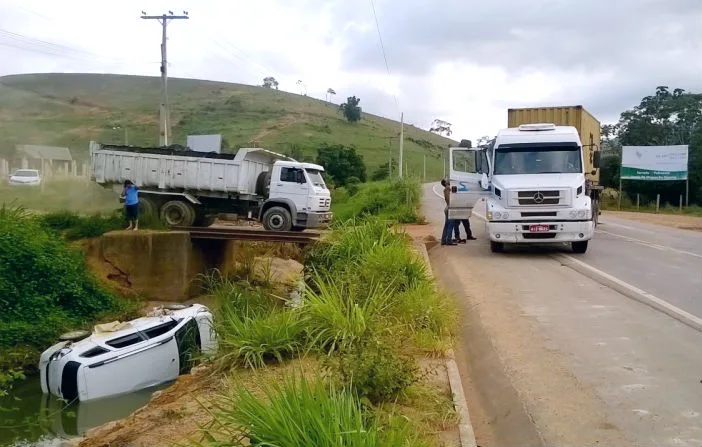 Família ferida após carro ser atingido por caminhão e cair dentro de córrego em Colatina