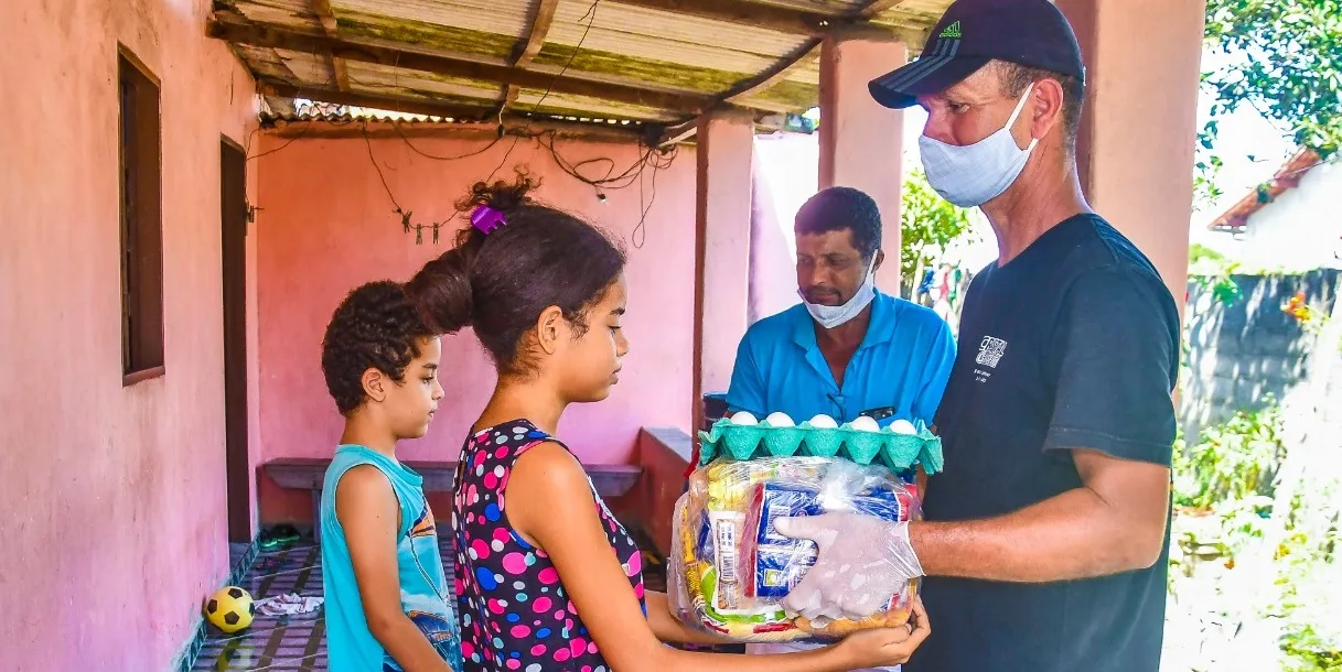 Estudantes da rede municipal de Linhares recebem kits merenda durante pandemia