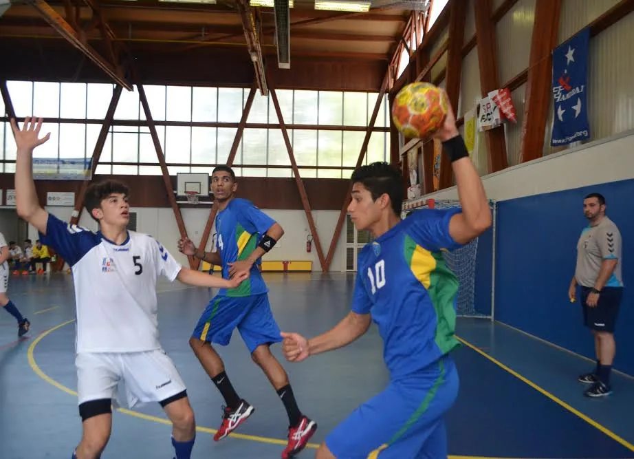 Estudantes capixabas fazem história e vencem a Hungria nos Jogos Mundiais Fisec, na França