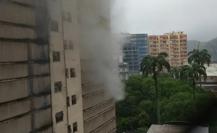 Foco de incêndio é registrado em prédio abandonado no Centro de Vitória