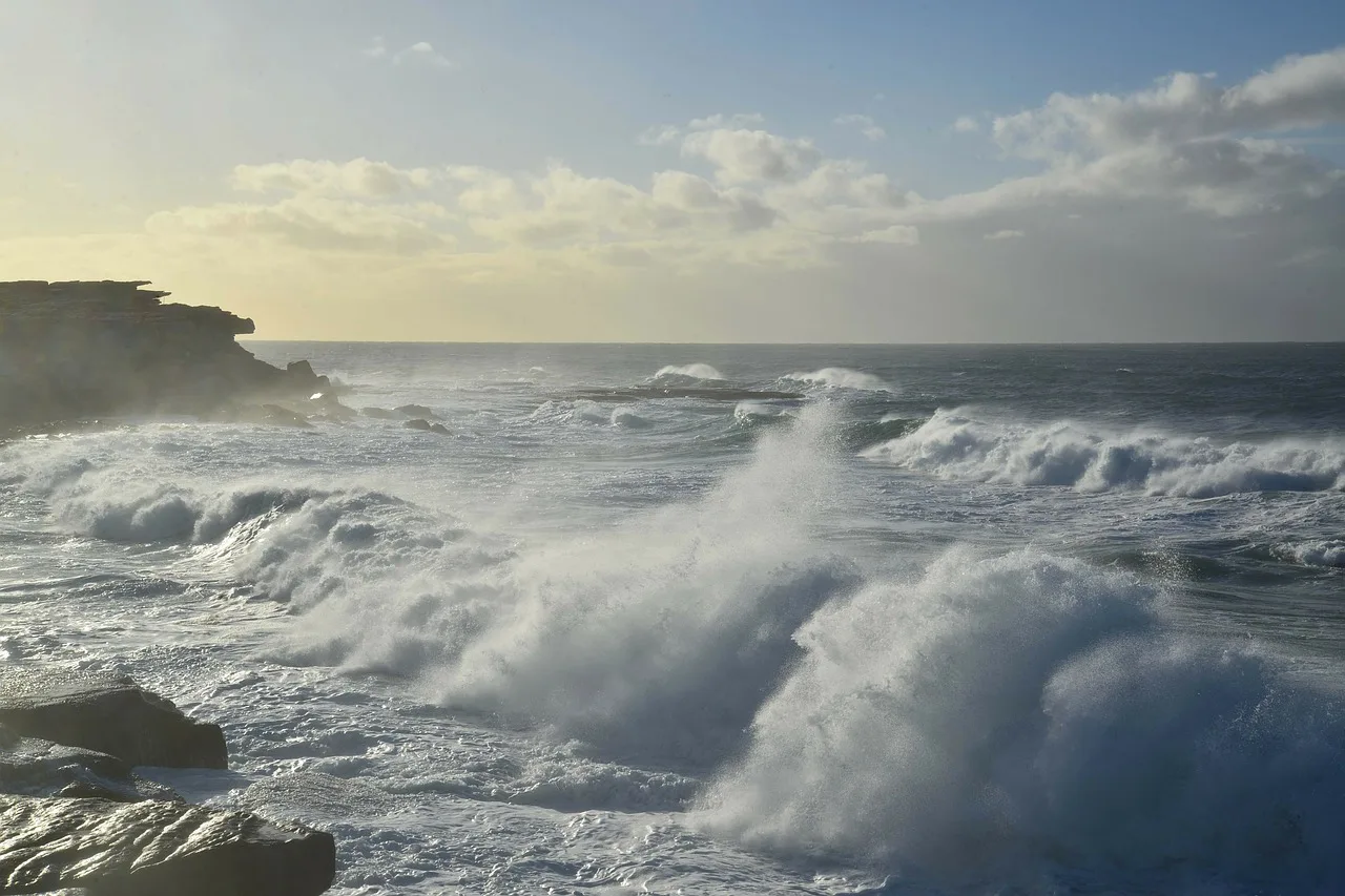 Previsão de ondas de até 2,5 metros, temporal e granizo no fim de semana no Estado