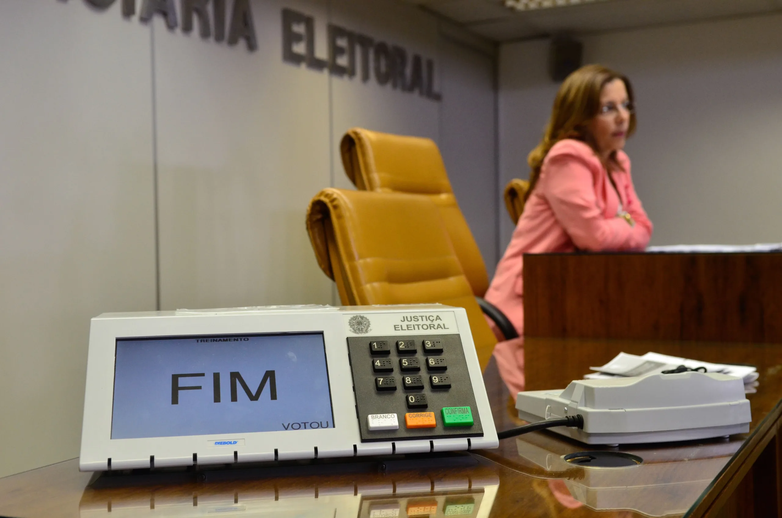 A diretora-geral do TRE-RJ, Adriana Brandão, fala após a zerésima, conferência de todas as urnas do Estado para comprovar que a contagem de votos está zerada para todos os candidatos (Fernando Frazão/Agência Brasil)