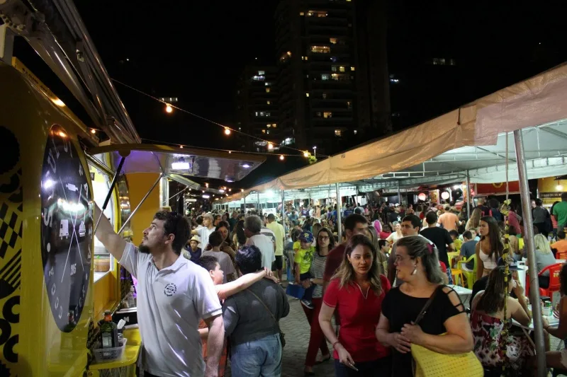 Festival de food truck na praça do Papa