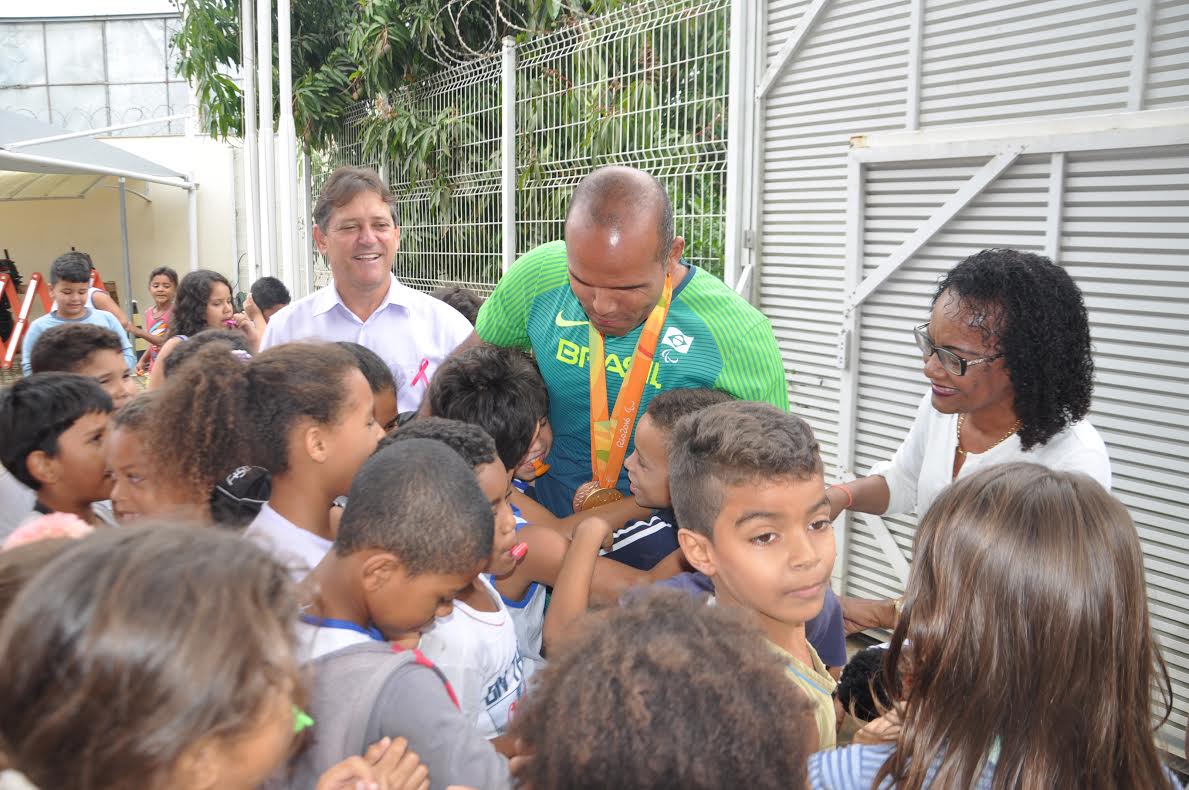 Após brilhar na Paralímpiada Rio 2016, Daniel Mendes é recebido com festa em Nova Venécia