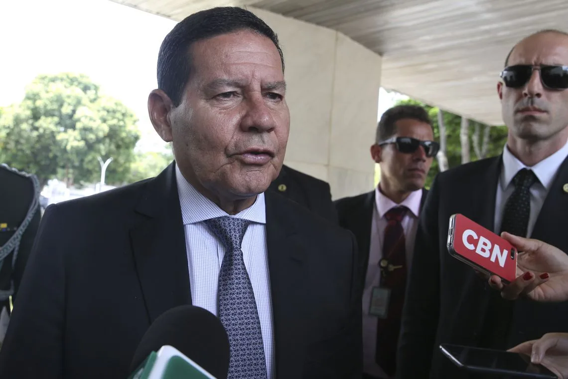 O presidente em exercicio, general, Hamilton Mourão, fala à imprensa